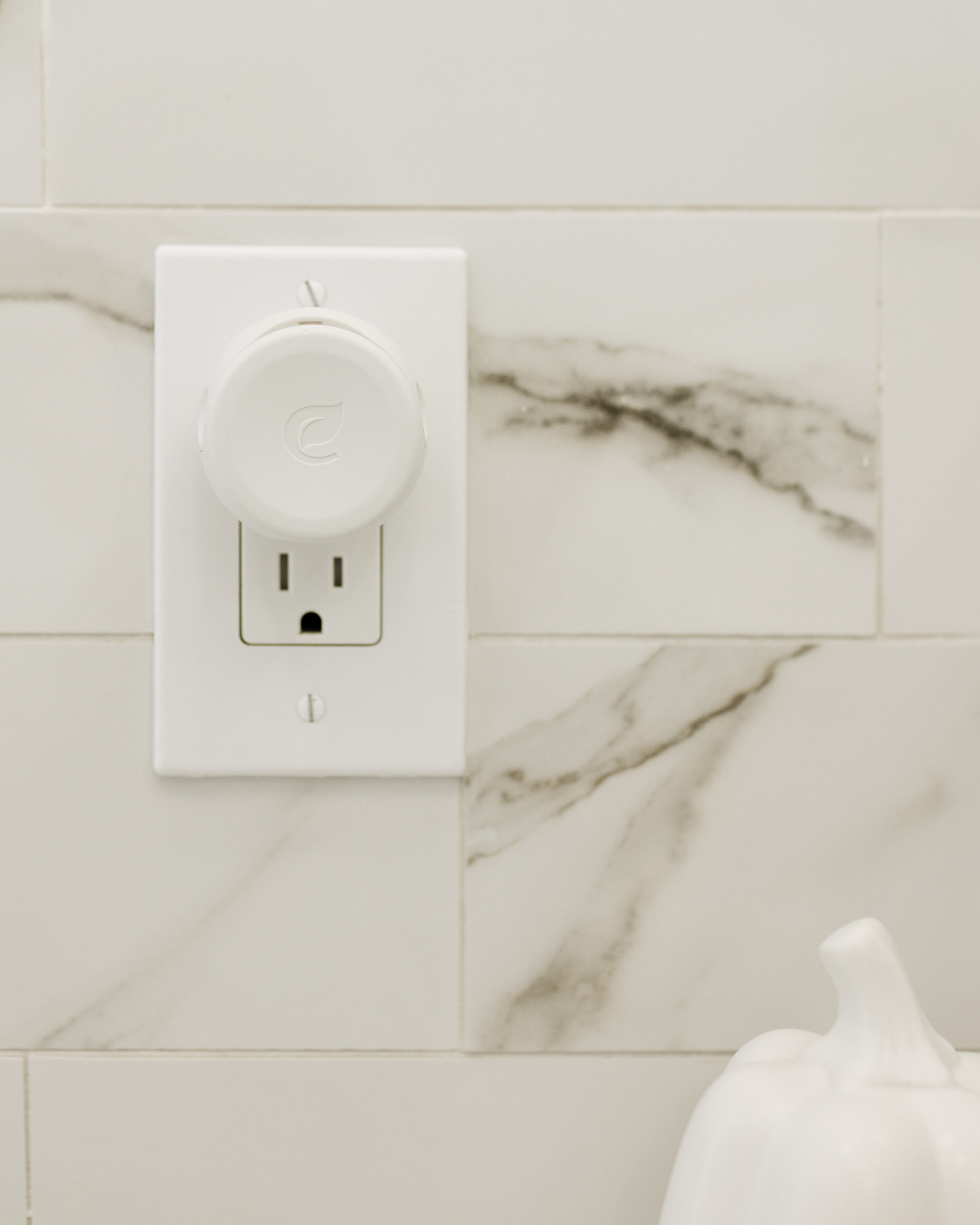 #global_Plug Hub® Refill and Plug Hub® warmer in use [warmer sold separately)